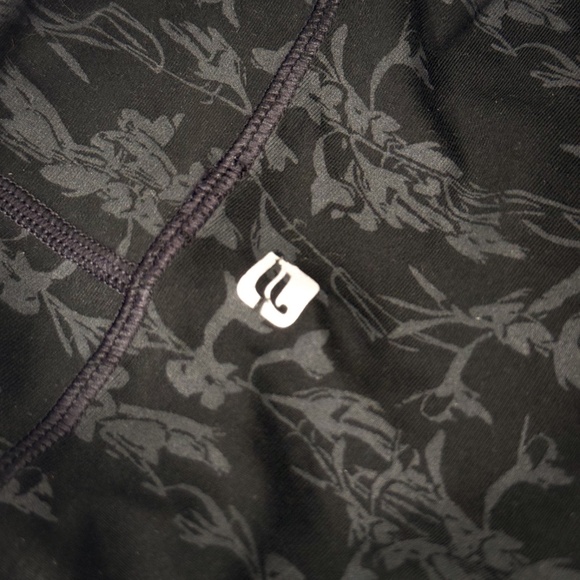 🖤 Fabletics Define PowerHold Capri Leggings – Black Petal Print – Size Small 🖤 - Picture 6 of 7